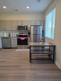 Spacious 1BR • WiFi • Laundry • Parking - Image 4