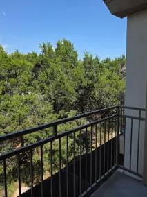 Spacious 1BR • WiFi • Laundry • Parking - Image 5