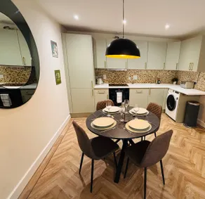2 Bedroom City Centre garden flat with 1 Secure Parking space - Image 2