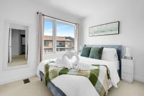 Exquisite Stoney Creek 3BR Home_QEW + Arenas - Image 2