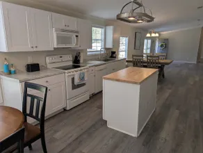 Spacious cozy home with tiki bar and bonfire area - Image 4
