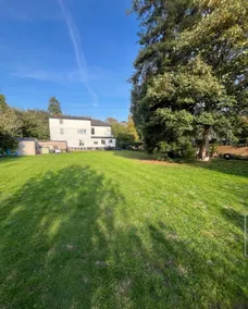 2 Bed Apartment in Addlestone Free Parking - Image 5