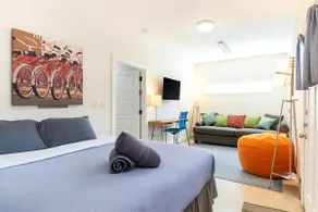 Best Walkable East Side DT • Modern 5BR Home Stay! - Image 3