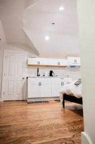 Joynest Loft - Private Entry & Bath - Image 4