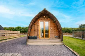 Cosy, Pet Friendly Pod with lake view 4 - Image 2