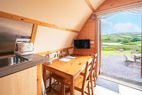 Cosy, Pet Friendly Pod with lake view 4 - Image 5