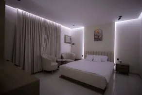 6: Quiet studio, room and bathroom - Image 2