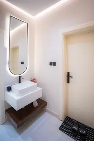 6: Quiet studio, room and bathroom - Image 4