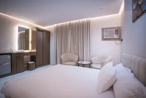 6: Quiet studio, room and bathroom - Image 5