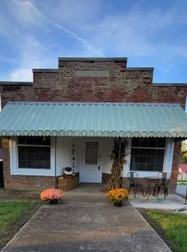 The Historic Haven- Cozy retreat near the Overlook - Image 4
