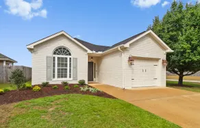 Sweet Olive | Stylish 3BR Near UA • Fire Pit - Image 3