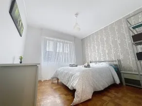 Modern accommodation for up to 6 people with parking - Image 4