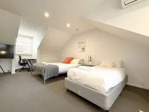 Stylish 3BR Zetland House w/ 4 Beds + Backyard - Image 4