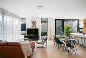 Stylish Coastal Retreat Near Cronulla Beach - Image 5