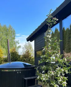 “Gardener’s cabin” - with hot tub - Image 4