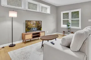 Nice and cozy one bedroom top half duplex. - Image 5