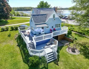 The Cozy Cottage lakeside, paddleboat, kayaks! - Image 2