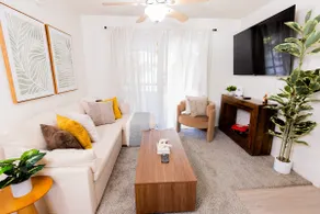 Luxe Apt Near Downtown with pool, gym and parking - Image 5