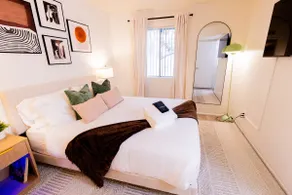 Luxe Apt Near Downtown with pool, gym and parking - Image 3