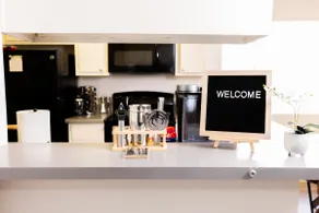 Luxe Apt Near Downtown with pool, gym and parking - Image 4