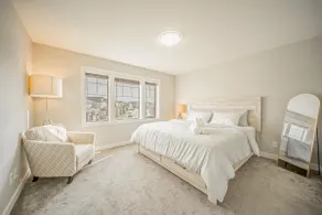 3 bedroom private home in Calgary NW, King bed - Image 2