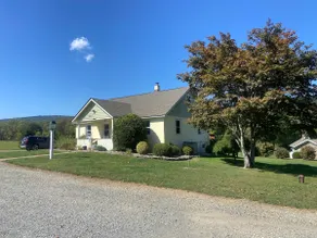 Secluded yellow farm house with Mountain View’s - Image 2