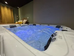 Private suite with sauna and Jacuzzi - Image 2