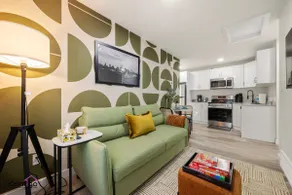 Studio Verde | Bright & Cozy | 4 min to University - Image 3