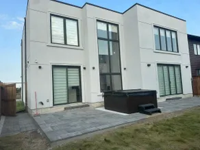 Sterling Manor: Modern 5B/3.5B, & Parking! - Image 2