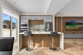 Sterling Manor: Modern 5B/3.5B, & Parking! - Image 4
