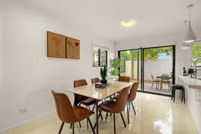 Brisbane Spacious 5BR | 2 Parking | Near Westfield - Image 2