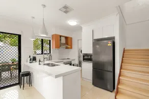 Brisbane Spacious 5BR | 2 Parking | Near Westfield - Image 4