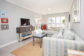 Seaside Retreat with stunning sea views - Image 4