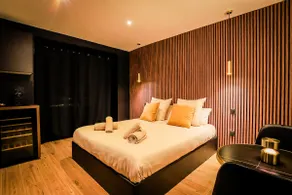 Golden Suite - Elegance - Private Spa Jacuzzi - Image 3