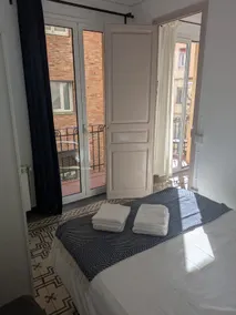 Bright 3 Bedroom Apartment Central Barcelona - Image 3