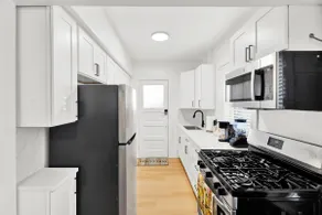 Modern 3BD | Walk to UM Stadium + Free Parking - Image 5