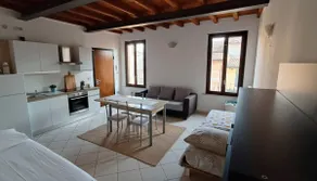 4-bed apartment in the historic center with parking space - Image 2