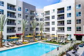 Modern Apartment with Pool & GYM Near Disneyland - Image 5