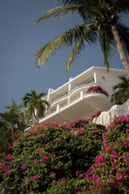 Santorini – Oceanfront Loft in the Golden Zone - Image 3
