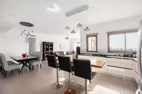 Stunning 4BR Penthouse with Balcony & Sea Views - Image 3