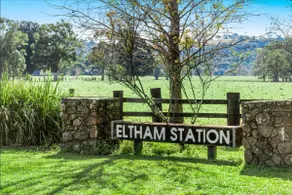 Eltham Station Farm Stay - swim spa - Image 3