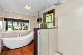 Eltham Station Farm Stay - swim spa - Image 2