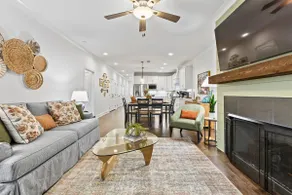 Tailored Townhouse with Pool & Lake Access - Image 2