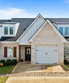 Tailored Townhouse with Pool & Lake Access - Image 3
