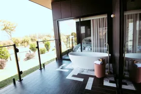 Soak in Nature: Luxury Outdoor Bathing - Image 5