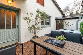 Romantic wine cellar cottage with hot tub - Image 5
