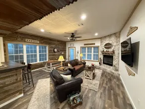 Rustic Farm House Charm - Short Drive to Ft. Worth - Image 4