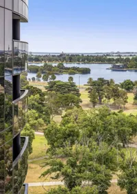 Lakeside Serenity | 2BR @Albert Park+free parking - Image 2