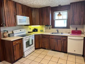 Historic Mount Clemens 4 bedroom charming escape! - Image 5