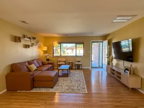 Cozy Airbnb: open concept living with backyard - Image 4